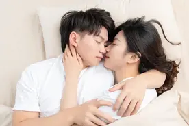 3种亲亲方式，看出她深爱你！图片