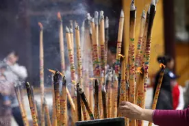 烧香拜佛的一般规矩图片