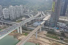 全国最深的地铁站，深达116米相当于40层楼，至底部需连乘8部扶梯图片