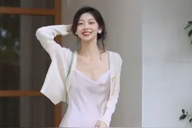 看了重庆街拍后才发现：满街都在穿“吊带裙+开衫”，特优雅迷人图片