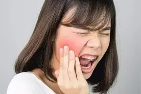 吃饭老咬腮帮子，专家提醒：别只顾补充维生素，正确得要这样做！图片