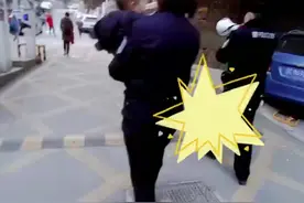 民警帮娃找家长喊到破音：“谁的小孩不见啦？”图片