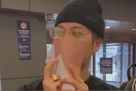 王嘉尔风波后首现身，粉丝劝其不要塌房，本人眼神躲闪似有心事图片