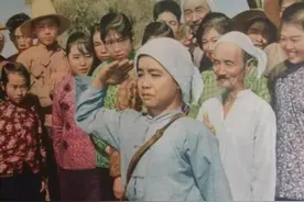 汉奸找乐子，把手枪递给小孩戏耍，哪知是小八路，被一枪击毙图片