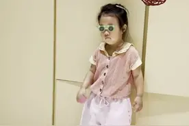 陈赫晒两个女儿跳舞，安安有范儿咲咲喜感，姐妹俩外貌相似如套娃图片