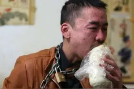 中国白酒界的两大高手：张政酒桌喝死8人，张瑞用铁链锁自己戒酒图片