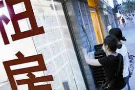 重庆姑娘房内“裸睡”，男子突然闯入，吓得不敢吱声，裤子没有穿图片