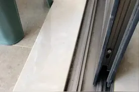 厨房推拉门我换了3次，才搞明白是吊轨好还是地轨好，建议你看看图片