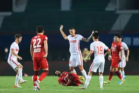 多拉多红牌没问题，但是这一撞也不能白撞图片