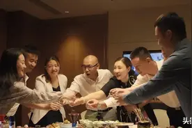 喝酒时，无论谁请客，切记别与这“3类人”在一起，喝不好又闹心图片