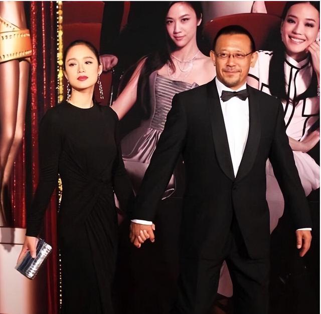 姜武老婆脸肿发福明显,跟姜文老婆差距可大了,一个大妈一个少女