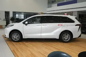 丰田塞纳2.5l混动豪华版图片