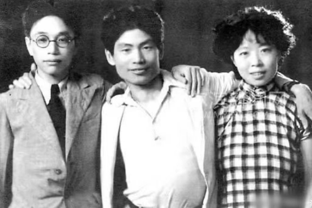 鲁迅爱徒萧红,2次出逃2次怀娃,被4个男人迷恋,因误割喉丢命