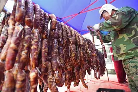 10斤猪肉，4种调料，灌好腊肠后多加一步，腊肠干得又快又新鲜图片