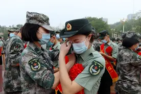 推迟退伍的老兵，光荣离队图片