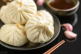几天不吃就馋的豆角包子，厚嫩鲜美，清香四溢，成本不到10块钱图片