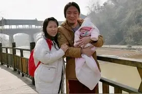 15年，河南35岁女老师为爱辞职，去看世界一夜走红，如今咋样了？图片