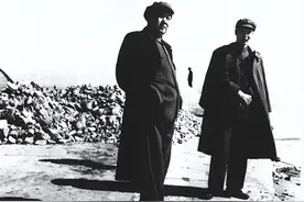 主席游西湖，问陪同的公安厅长：关羽姓啥？答：姓关，伟人：不对图片