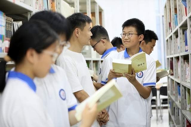 隆尧：高考日校友回母校 捐书讲座励志后人(图3)