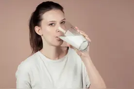为什么不建议女性天天喝牛奶？提醒：喝牛奶有讲究，请牢记5点图片