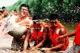 1998年特大洪水有多可怕？30万军人跳江布防，老百姓哭求：别跳了图片