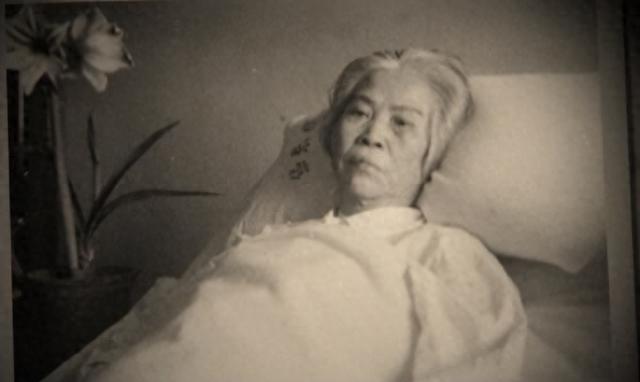 贺子珍逝世20年后，孔东梅揭露真相：毛主席的旧衣里有“秘密”