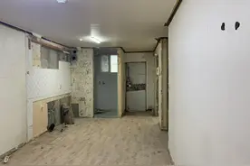 夫妻买下20年房龄的二手房，装修老旧没法住，拆光重新装，大变样图片