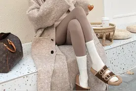 今年火了一种穿法：“袜子裹无痕裤”，洋气显瘦，特别适合小个子图片