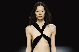 刘雯巴黎走秀引热议，只用两根带子遮体，时尚圈畸形审美几时休？图片