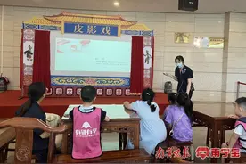 博物馆里过暑假！小朋友们学习非遗技艺，亲手制作糖画图片