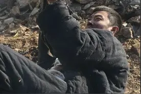 一名八路军躲在草丛中，望着100米高的敌机，扣动了扳机创造奇迹图片