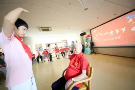 安徽芜湖：喜迎八一节，志愿者致敬93岁抗美援朝老兵爷爷图片