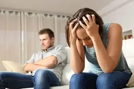 丈夫发现妻子出轨，拍下不雅视频发到亲人群，结果悲剧竟然发生了图片