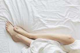 睡觉时总是腿抽筋，就是缺钙？错！还要留心3种疾病，别大意！图片