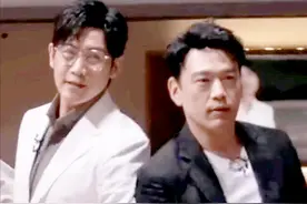 当47岁陆毅和49岁王耀庆同框，才彻底明白，颜值扛不扛老区别真大图片