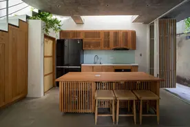 越南设计师巧妙设计3.9米宽的房子，有一整面玻璃墙图片