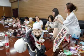 乌市这个培训班上 培训老师手语授课为残疾朋友传手艺图片