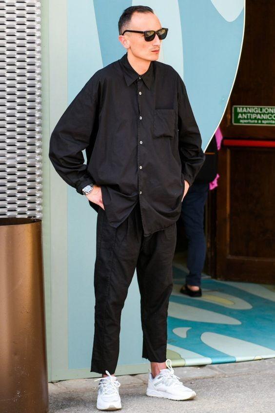 有一种潮流叫"黑衬衫 黑裤子",造型看似低调,但一般人穿不好