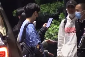 汪苏泷因扫码问题遭保安阻挠，女助理情绪激动大吵，转身去投诉图片