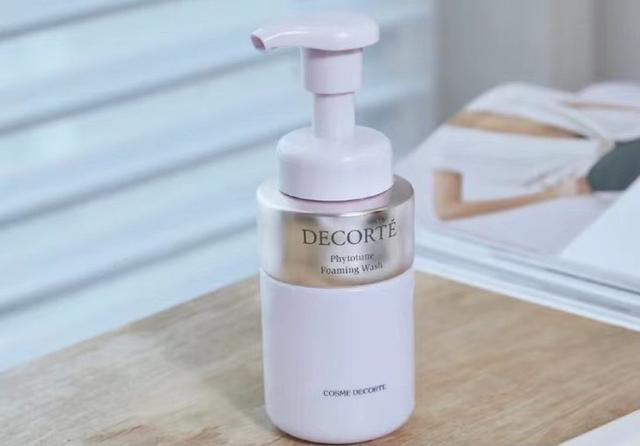 40岁左右用什么洗面奶？这5款大牌值得试试，有点小贵但对皮肤好