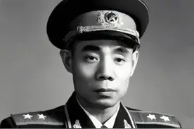 1951年,39军军长吴信泉效仿关羽"水淹七军",一枪未放歼灭上万美军图片