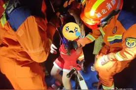 熊孩子日常打“卡”！这次卡在......图片