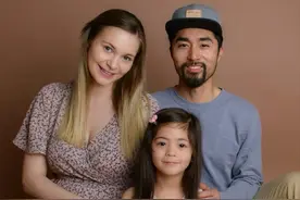 湖北小伙娶澳洲美女，婚后生俩娃，媳妇年入40万，小伙成全职奶爸图片