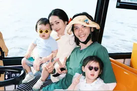 向佐晒一家四口迪士尼游客照 夫妻各抱一娃超温馨图片