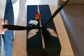 安徽一丈夫准备520礼物，妻子开箱看到3列现金和金手镯，太有心了图片