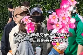 杨幂和男友人踏春被偶遇，躺地上拍照露小蛮腰，戴35万手表太阔气图片