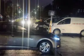 夜间执法，城管人秒变“交通指挥员”图片