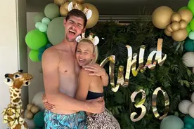 金发长腿美女！皇马门神庆祝30岁生日，模特女友穿比基尼与其热舞图片