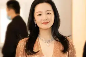 影后咏梅的皱纹、斑秃、小肚腩，扯下内娱多少整容女星的遮羞布？图片