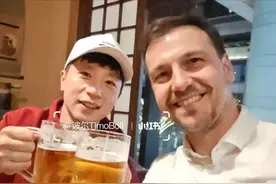 波尔晒与马龙“干杯合照”，网友：乒坛中外颜巅图片